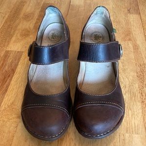 El Naturalista Brown Heels Elegant Design
